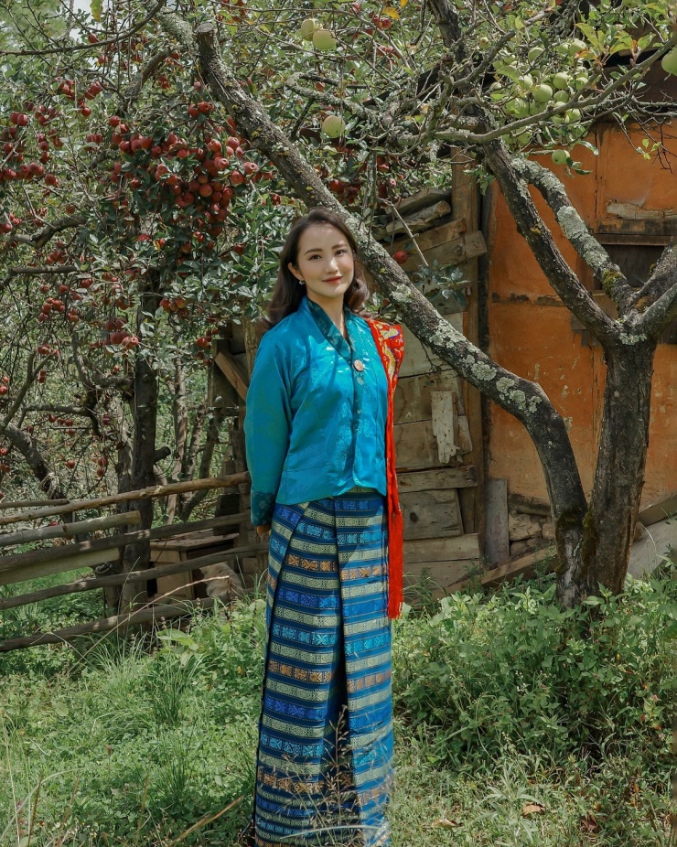 Mỹ nhân hai con trông dịu dàng khi mặc thử trang phục truyền thống của Bhutan.