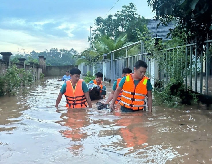 Lực lượng quân đội cứu vào khu vực ngập thực hiện công tác cứu hộ