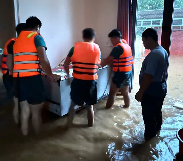 Di dời tài sản người dân trong khu vực ngập