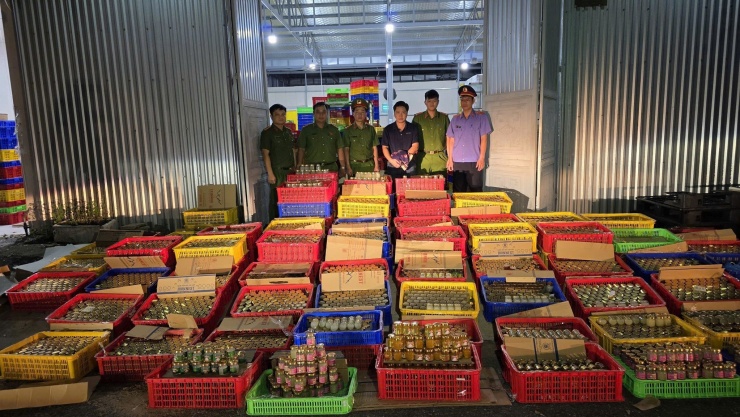 Cận cảnh quy mô gây choáng của "tổng kho" sản xuất nước yến giả tại Đà Nẵng - 1