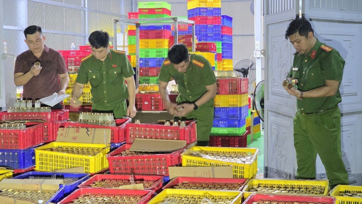Cận cảnh quy mô gây choáng của "tổng kho" sản xuất nước yến giả tại Đà Nẵng - 2