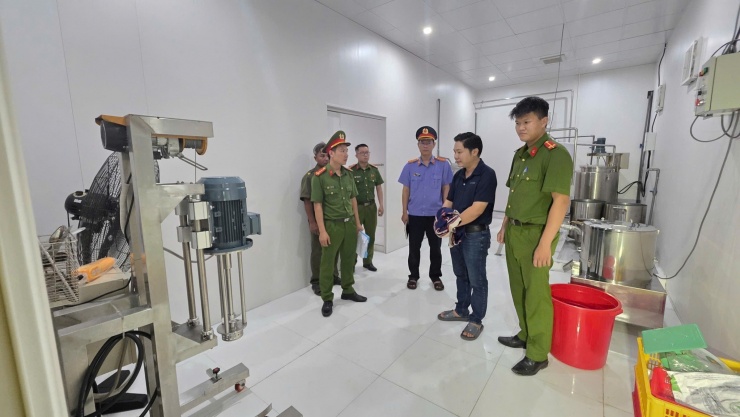 Cận cảnh quy mô gây choáng của "tổng kho" sản xuất nước yến giả tại Đà Nẵng - 9
