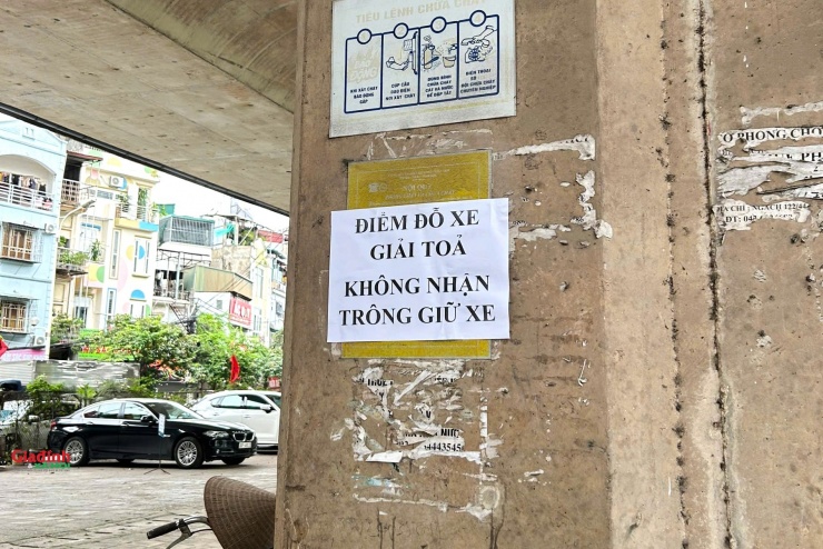 Công ty TNHH MTV Khai thác điểm đỗ xe Hà Nội đã dán thông báo không nhận trông giữ xe.