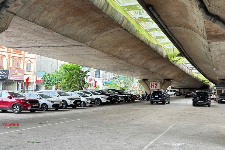 Hàng trăm phương tiện tại bãi trông giữ xe dưới gầm cầu Vĩnh Tuy ngày 11/9.