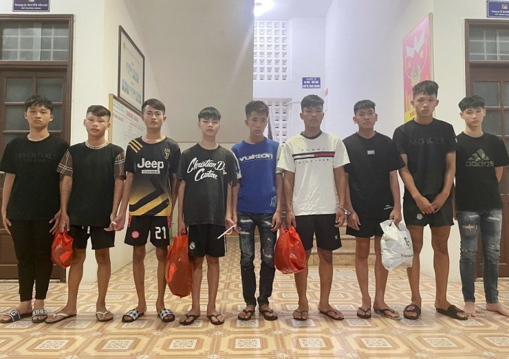 Các đối tượng tại cơ quan công an.