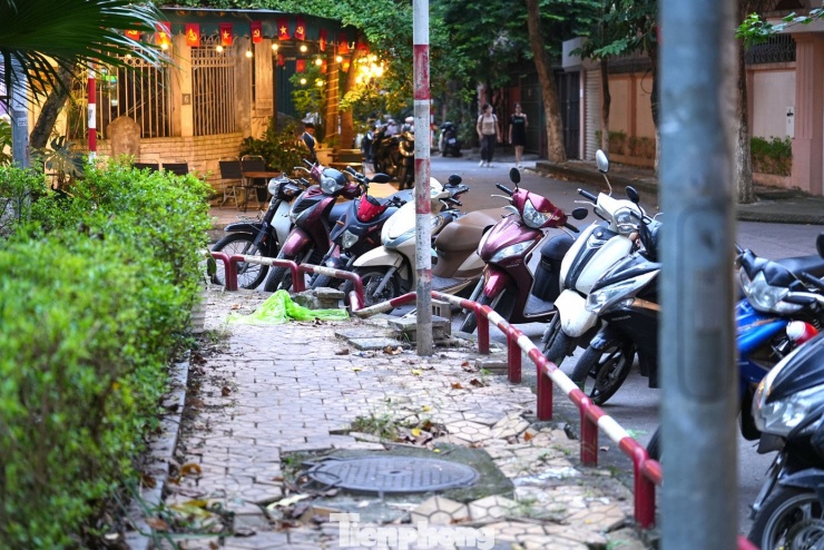 Cảnh hoang tàn, xuống cấp tại vườn hoa 52 tỷ ở Hà Nội - 2