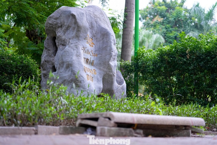 Cảnh hoang tàn, xuống cấp tại vườn hoa 52 tỷ ở Hà Nội - 1