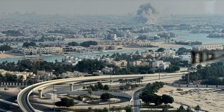 Đám khói bụi bay lên từ vị trí Israel ném bom Qatar. (Ảnh: AP)