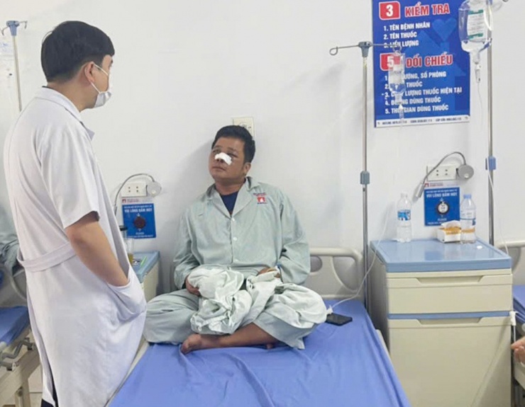 Anh Nguyễn Bá Trung đang điều trị tại bệnh viện. 