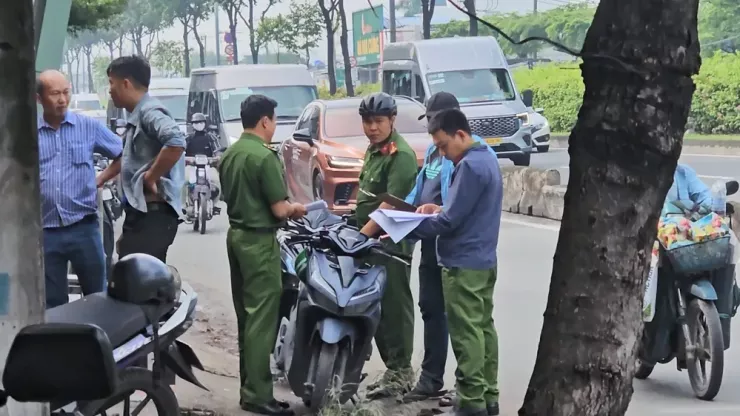 Công an phong tỏa, khám nghiệm hiện trường vụ cháy. Ảnh: HT