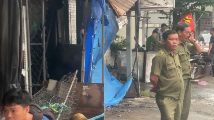 Đám cháy bùng lên từ căn nhà chứa nhiều đồ đạc, vật dụng gây khó khăn cho việc dập lửa, cứu người. Ảnh: HT