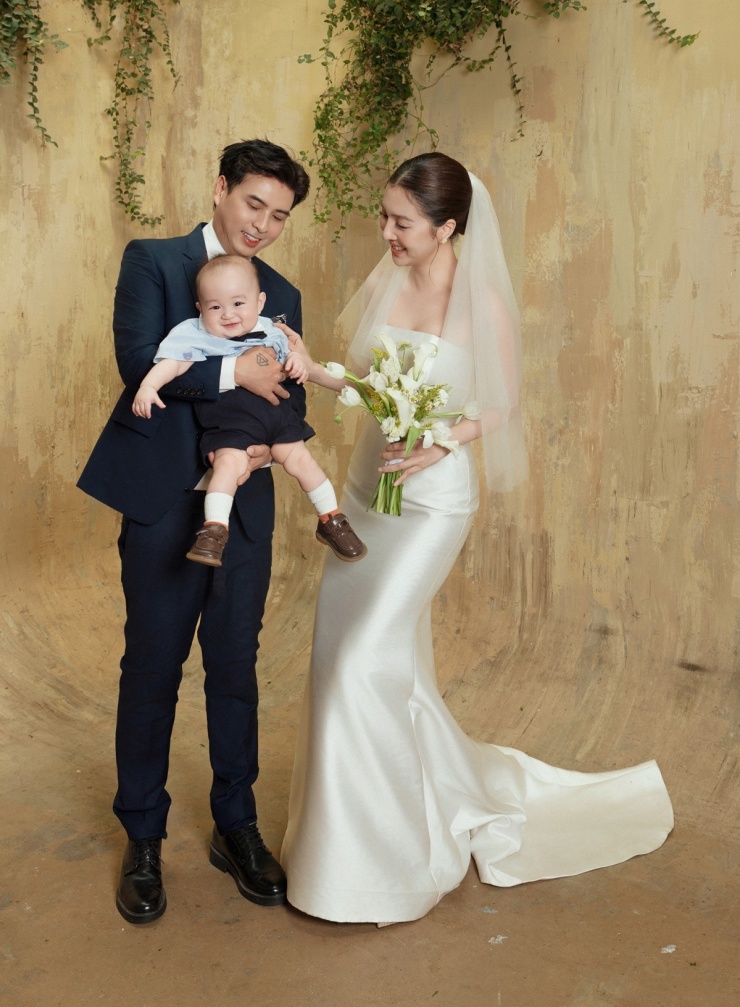 Anh cùng bạn đời - Tuệ Như - chọn phim trường ở Long An (Tây Ninh) để chụp hình kỷ niệm.