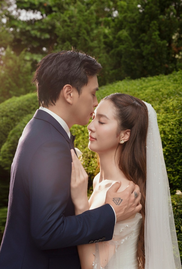 Trong tiệc cưới, ca sĩ sẽ thể hiện ca khúc Chúng ta cùng (Huỳnh Văn sáng tác) tặng vợ.
