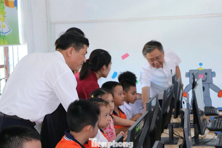 Giám đốc Sở GD&amp;ĐT Nghệ An kiểm tra phòng tin học Trường Tiểu học Trung Phúc Cường 2