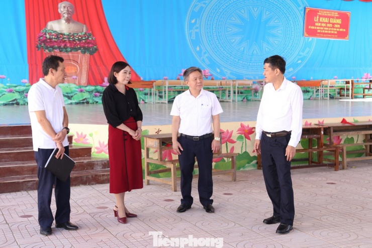 Ông Thái Văn Thành, Giám đốc Sở GD&ĐT Nghệ An kiểm tra cơ sở vật chất tại Trường Tiểu học Trung Phúc Cường 2