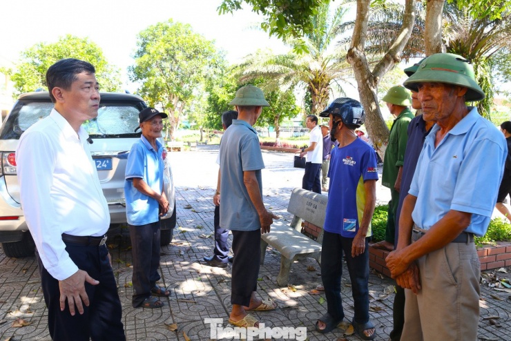 Ông Thái Văn Thành lắng nghe tâm tư của phụ huynh