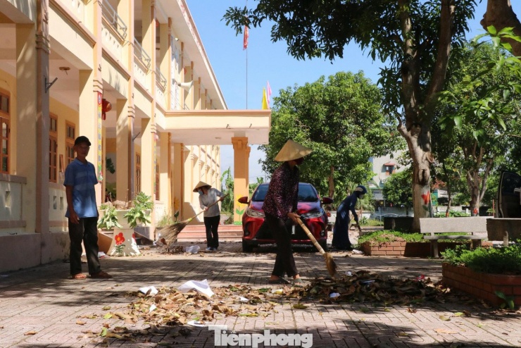 Phụ huynh tham gia vệ sinh trường lớp để học sinh trở lại học tập vào thứ 2 (ngày 15/9)