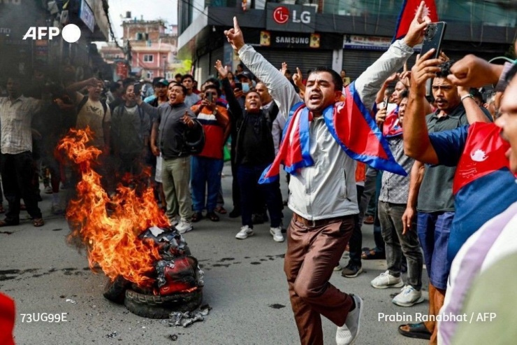 Đám đông biểu tình ở Nepal. Ảnh: AFP