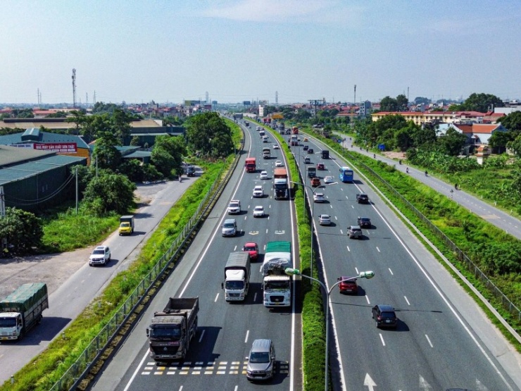 Hình ảnh camera chụp  các xe tải vi phạm đi làn trong cùng trên cao tốc.