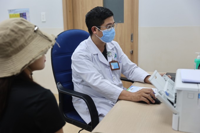 Bác sĩ khám bệnh tại một bệnh viện ở TP HCM, tháng 6/2024. Ảnh: Quỳnh Trần