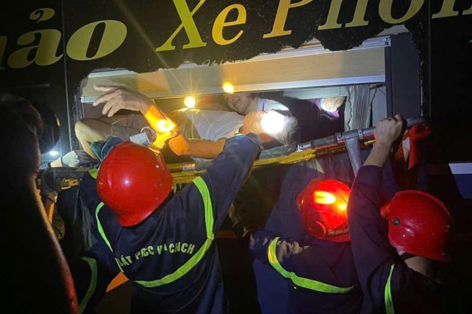 Hành khách bị thương được cảnh phá kính, dùng cáng di chuyển ra ngoài. Ảnh: Cảnh sát cung cấp