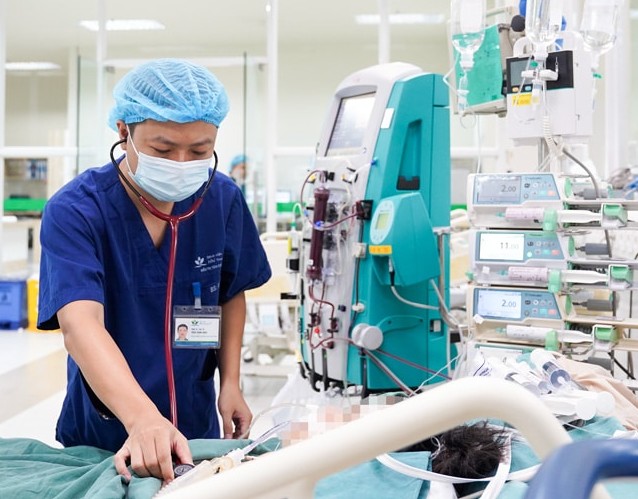 Bệnh nhi uống nhầm thuốc diệt chuột đang được điều trị tích cực, nhưng tiên lượng rất nặng. Ảnh: Bệnh viện cung cấp