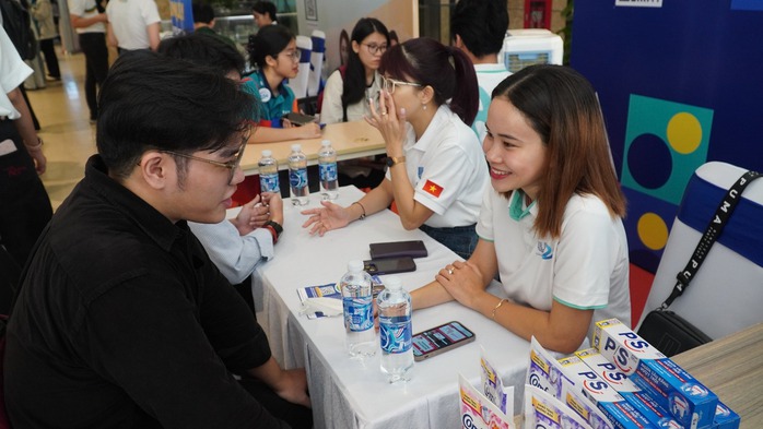 Sinh viên tìm kiếm việc làm thêm uy tín tại các ngày hội việc làm do nhà trường tổ chức