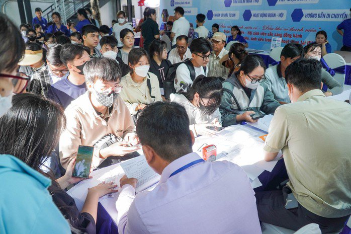 Tân sinh viên làm thủ tục nhập học và đăng ký ký túc xá tại Trường ĐH Công thương TP HCM năm 2025