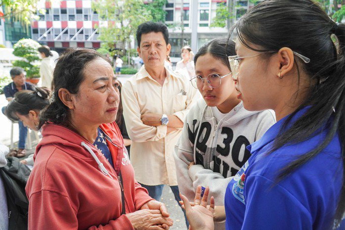 Phụ huynh lo lắng khi con gái phải học ĐH xa nhà