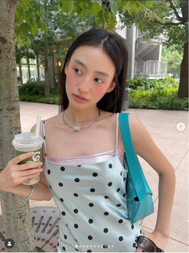 Dương Minh Ngọc là người mẫu ảnh vô cùng quen mặt với nhiều thương hiệu thời trang Việt Nam. Cô cũng từng xuất hiện trong các MV đình đám như Lỗi ở yêu thương của ca sĩ Thanh Duy, Bông hoa đẹp nhất của Quân AP, Yêu em rất nhiều của Hoàng Tôn,…