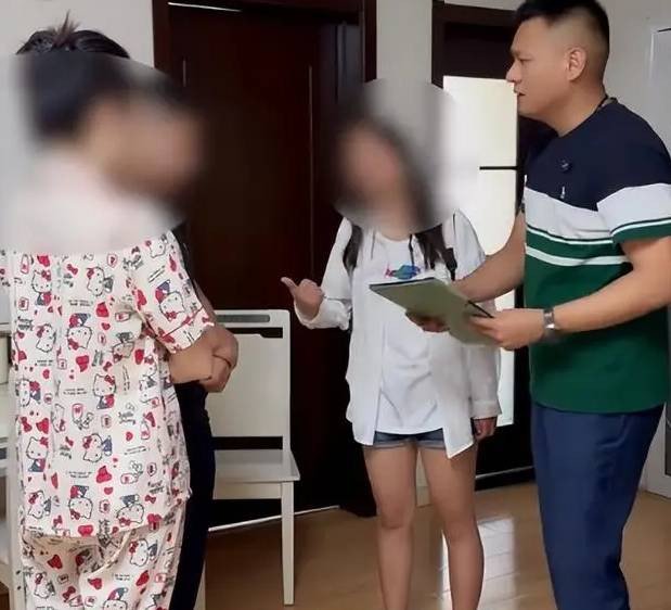 Cô gái mời luật sư đến giải quyết vụ việc. Ảnh: Sohu
