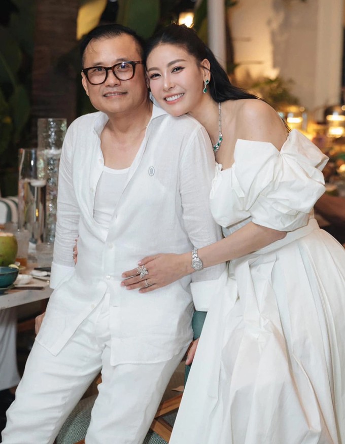 Hà Kiều Anh bên chồng đại gia trong tiệc sinh nhật năm 2024.