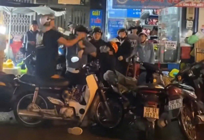 Hình ảnh nhóm thanh niên lao vào đánh một thanh niên.