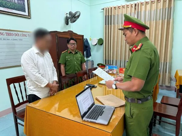 Cơ quan điều tra tống đạt Quyết định khởi tố bị can ĐQH. Ảnh: Công an tỉnh Quảng Ngãi