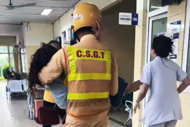 Hình ảnh chiến sĩ CSGT bế người phụ nữ tại hành lang bệnh viện lan truyền mạnh mẽ, nhận được nhiều lời khen ngợi từ cộng đồng.