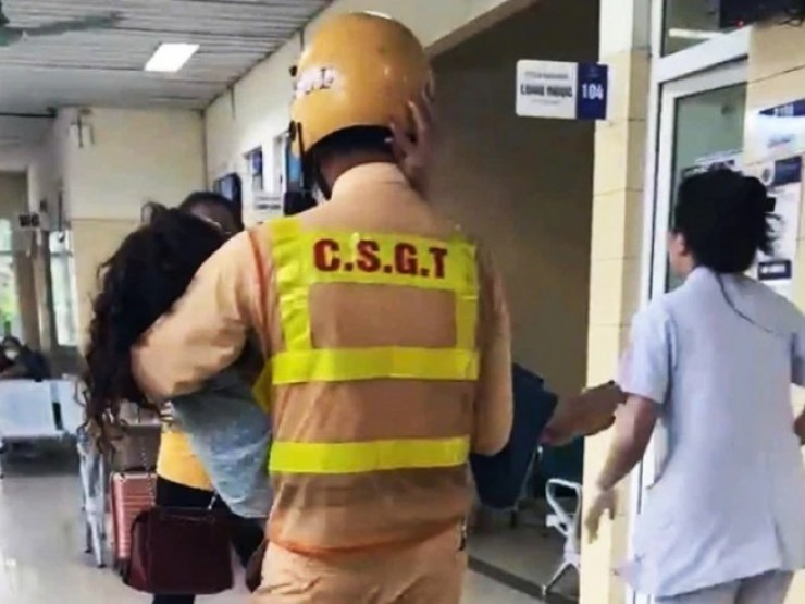 Hà Nội: CSGT mở đường 8 km, bế người phụ nữ bị co giật vào viện kịp thời