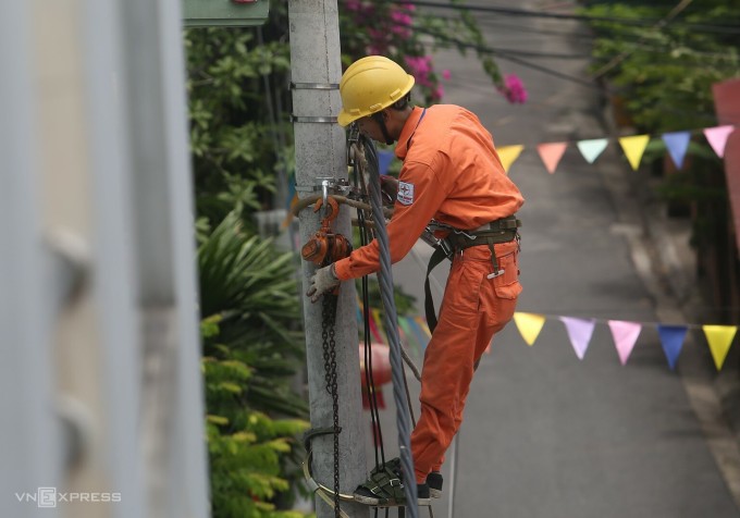 Công nhân Điện lực Hà Nội kiểm tra hệ thống lưới. Ảnh: Ngọc Thành