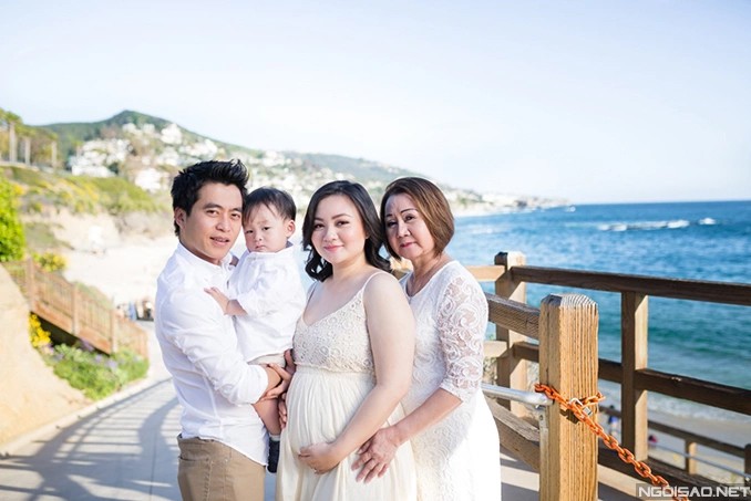 Xuân Mai bên mẹ và chồng khi mang bầu em bé thứ hai.