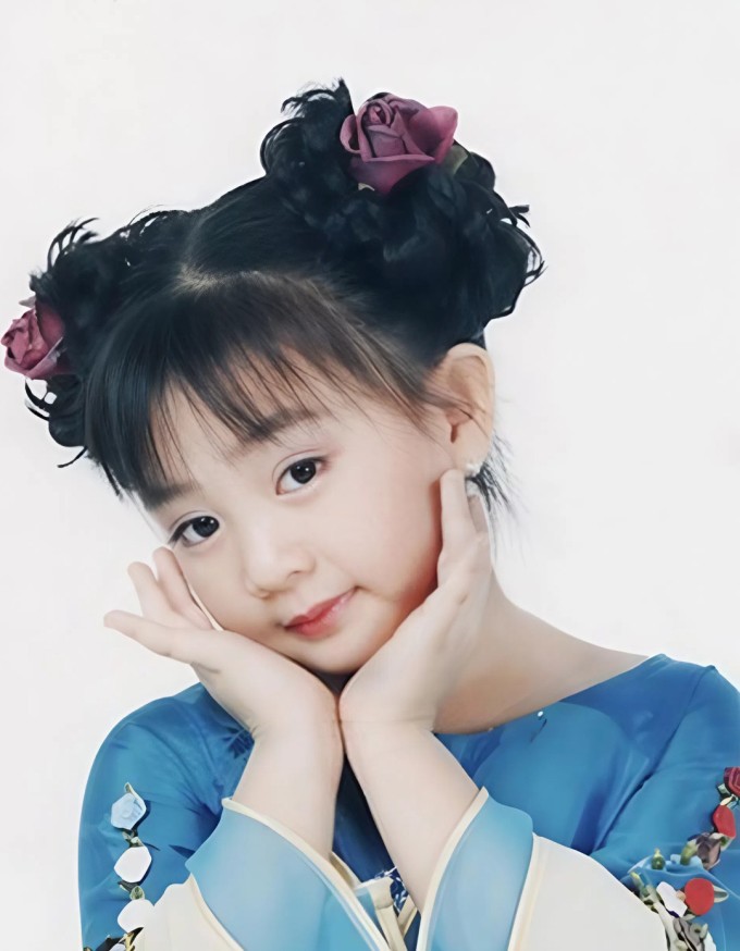 Xuân Mai lúc nhỏ, khi còn hoạt động âm nhạc tại Việt Nam.
