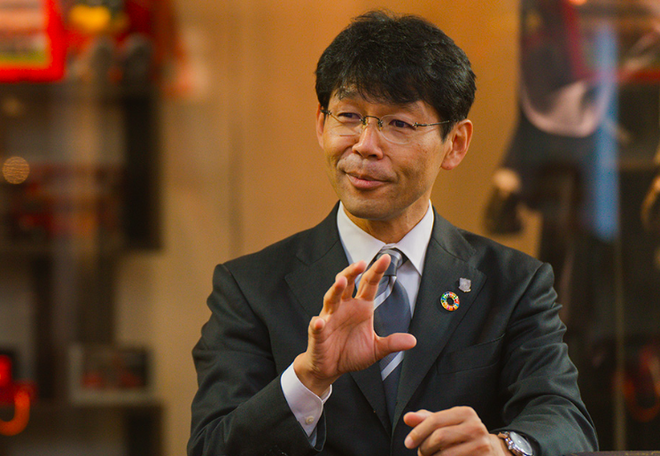 Ông Jun Togari là người giàu kinh nghiệm về kinh doanh, phát triển cộng đồng cổ động viên và dịch vụ ngày thi đấu trong lĩnh vực bóng đá chuyên nghiệp