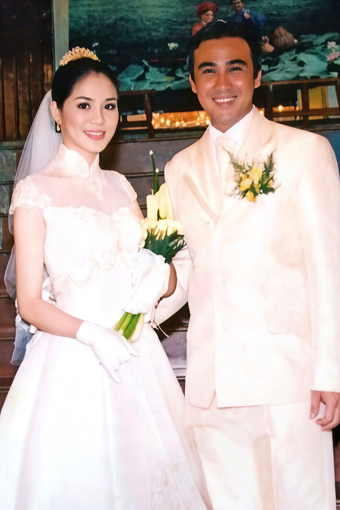 Vợ chồng Quyền Linh - Dạ Thảo trong đám cưới hồi tháng 9/2005.