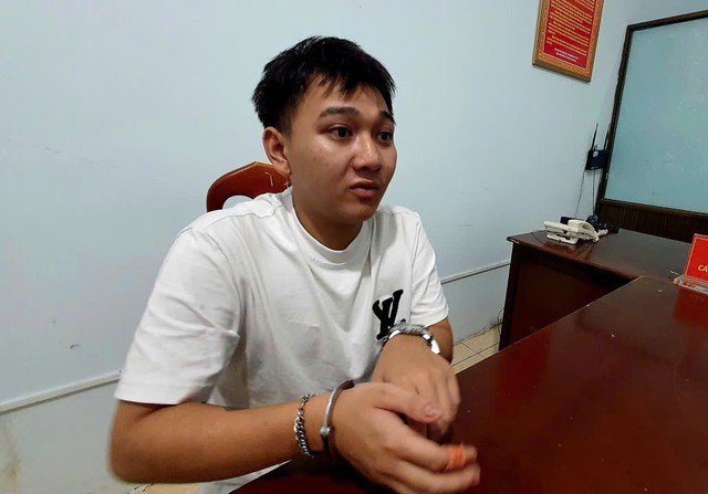 Đối tượng Vũ đã bị tạm giữ hình sự vì dùng ly thủy tinh ném chết bạn nhậu.