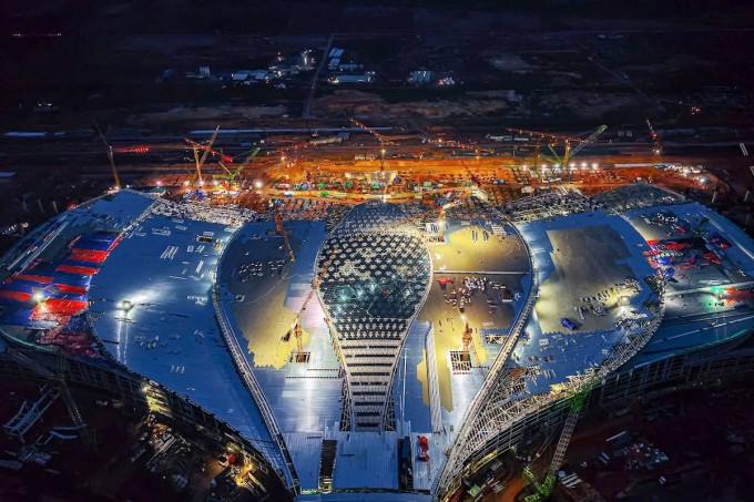 Nhà ga hành khách sân bay đang  hoàn thiện những công  đoạn cuối cùng. Ảnh: Phước Tuấn