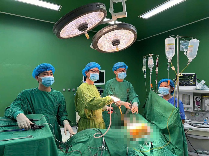 Em K.I phải nhập viện với vết thương thấu ngực