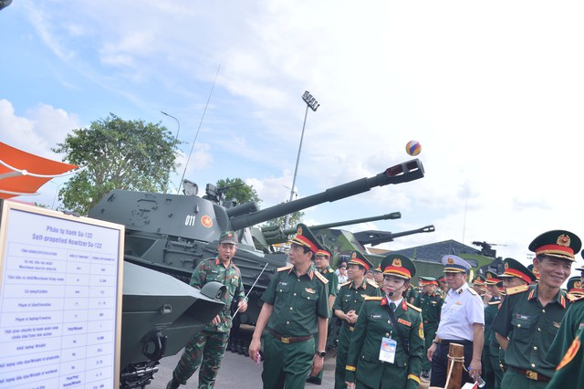 Đại tướng Phan Văn Giang thăm khu vực pháo tự hành