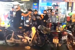 10 thanh niên đánh một thanh niên do mâu thuẫn "giật cô hồn"