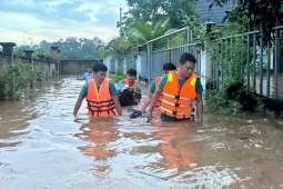 Nước ngập ngang người ở Đồng Nai