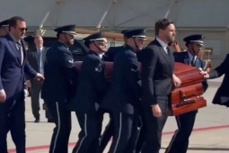 Thế giới - Phó Tổng thống Mỹ khiêng quan tài đồng minh chính trị của ông Trump lên chuyên cơ Không lực Hai