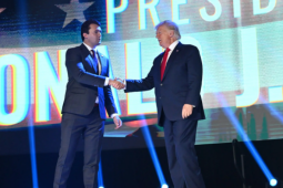 Thế giới - Ông Trump truy tặng huân chương cho đồng minh bị bắn, FBI treo thưởng 100.000 USD tìm nghi phạm