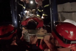 Tin tức trong ngày - Cảnh sát cứu 12 người mắc kẹt trong xe khách gặp nạn